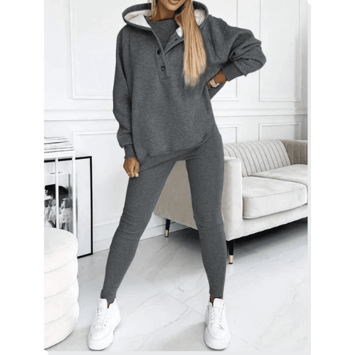 Donna in tuta loungewear 3 pezzi, felpa oversize e leggings. Design pratico per casa e tempo libero. Comfort garantito.