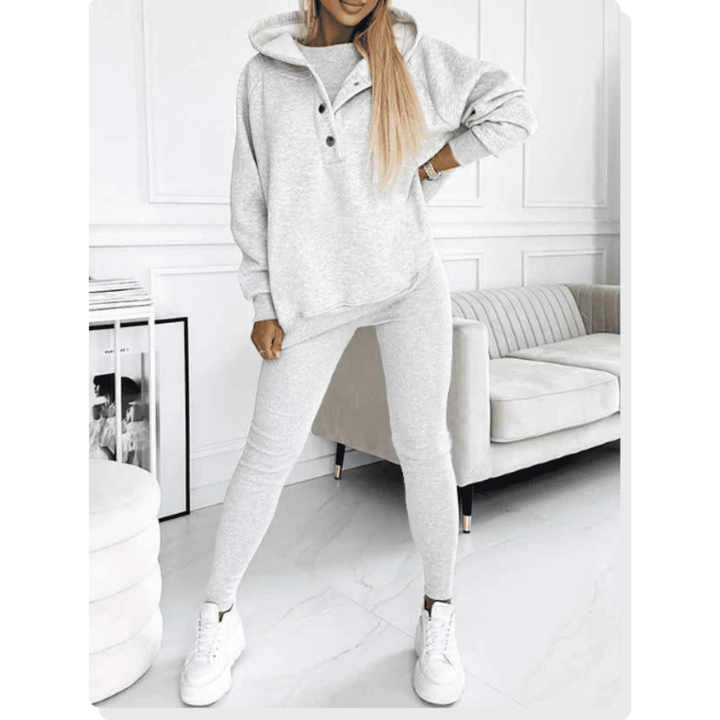 Dettaglio felpa oversize della tuta loungewear donna 3 pezzi. Morbida e casual, perfetta con leggings abbinati.