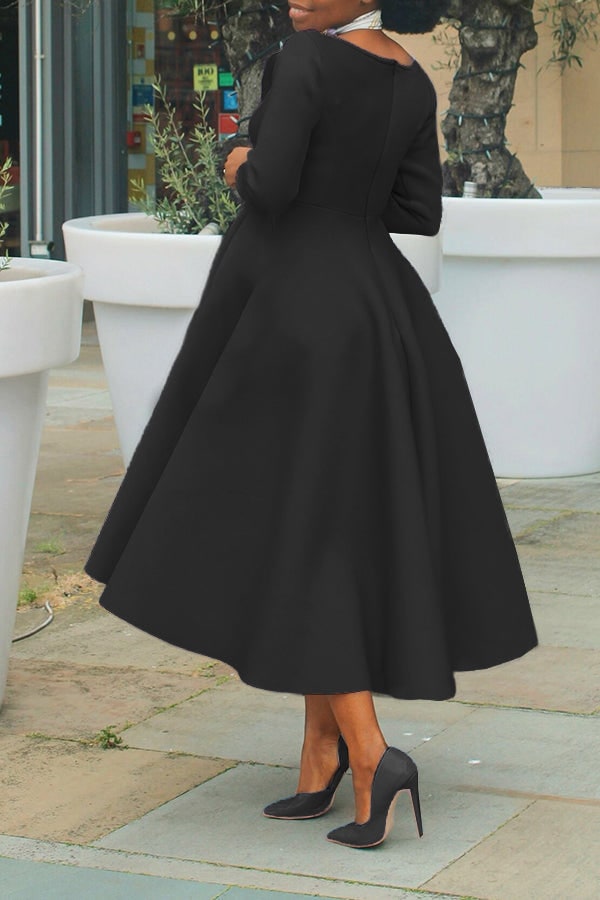 Moda donna: abito midi elegante con scollo a barca, manica 3/4 e tasche laterali.