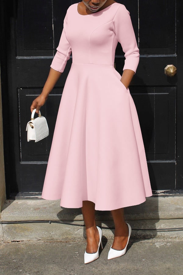Moda femminile: abito midi elegante con scollo a barca, maniche 3/4 e pratiche tasche.