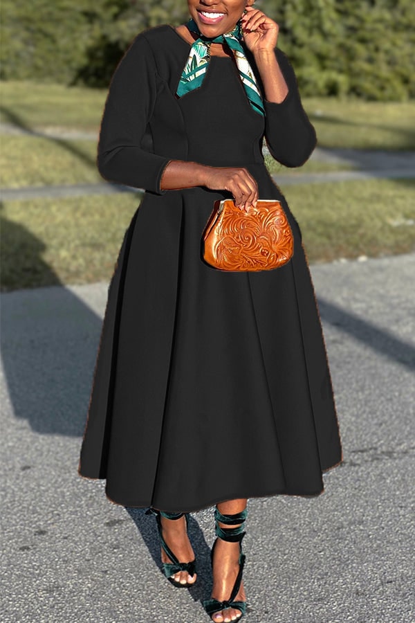 Abito da giorno casual chic: vestito midi con scollo a barca, maniche tre quarti e tasche.