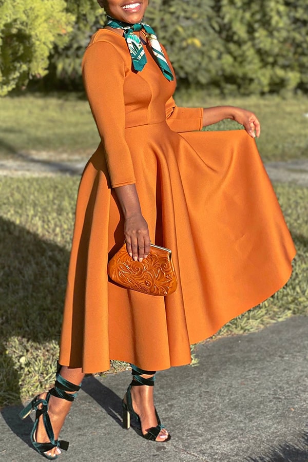 Abito donna moda, lunghezza midi, scollo a barca classico, maniche 3/4 e utili tasche.