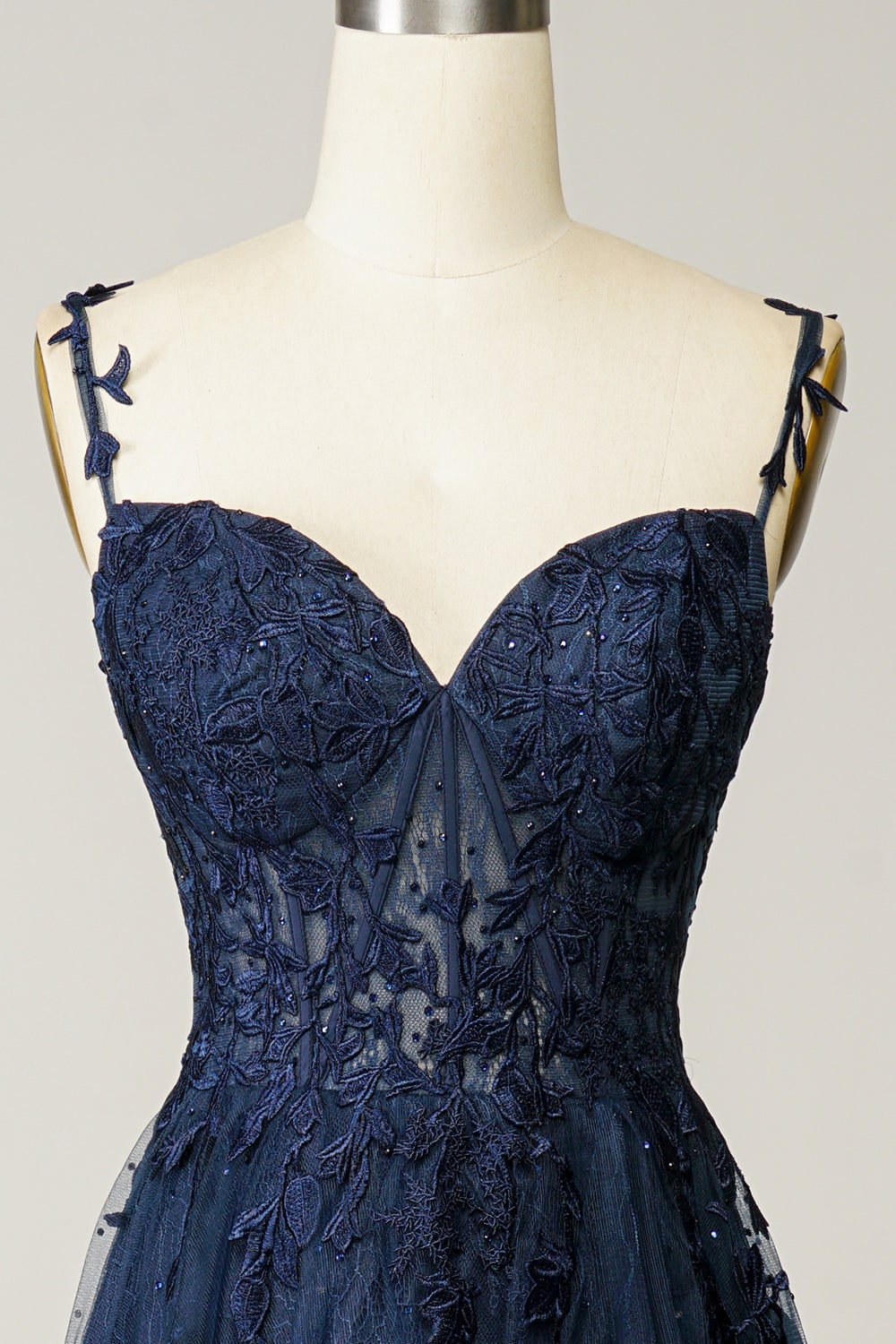 Sontuoso abito da ballo donna, taglio A-line, scollo a cuore, ideale per serate di gala.