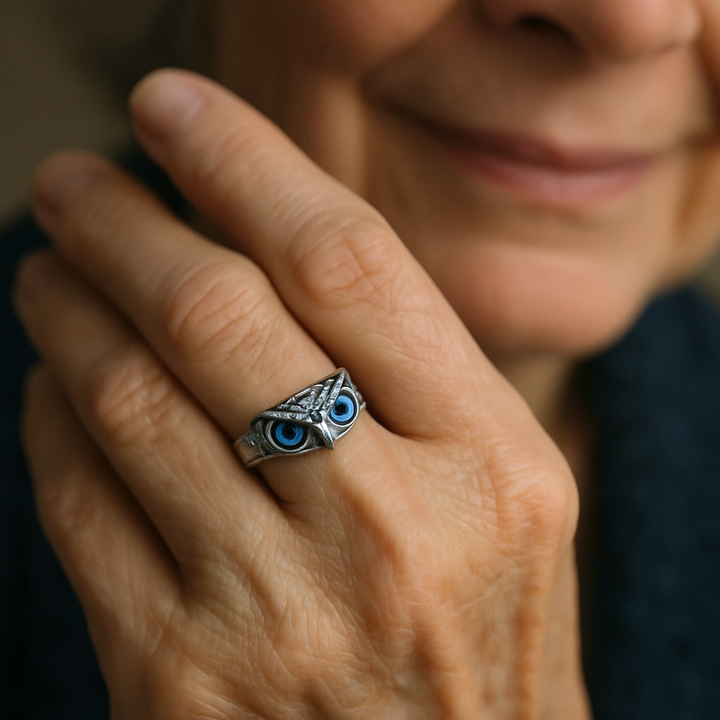 Anello animale gufo regolabile per donna, in argento antico con dettagli fini e occhi blu accattivanti.