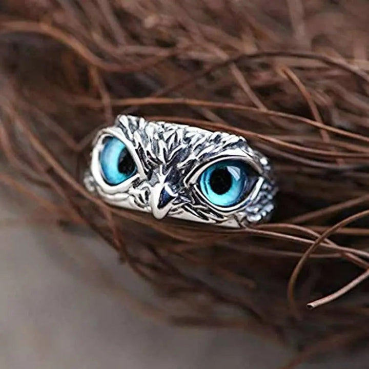 Dettagliato anello gioiello da donna, gufo in argento lucido con occhi blu incastonati. Accessorio regalo perfetto.