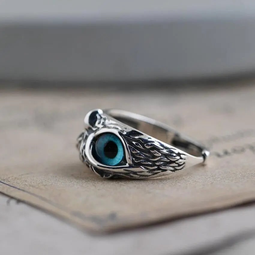 Anello regolabile color argento con design gufo per donna, caratterizzato da magnetici occhi blu. Versatile e chic.
