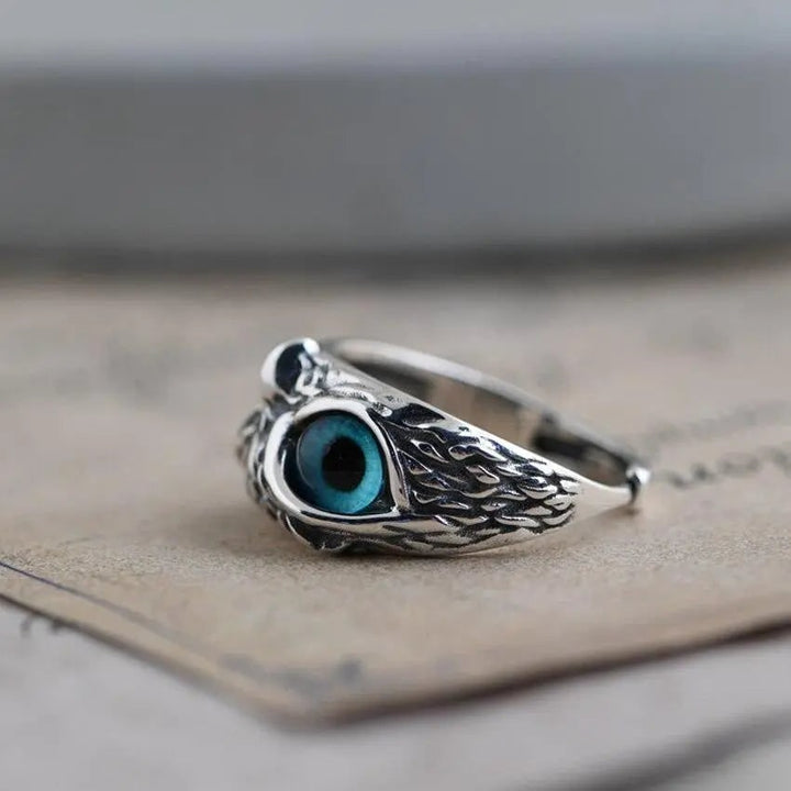 Anello regolabile color argento con design gufo per donna, caratterizzato da magnetici occhi blu. Versatile e chic.