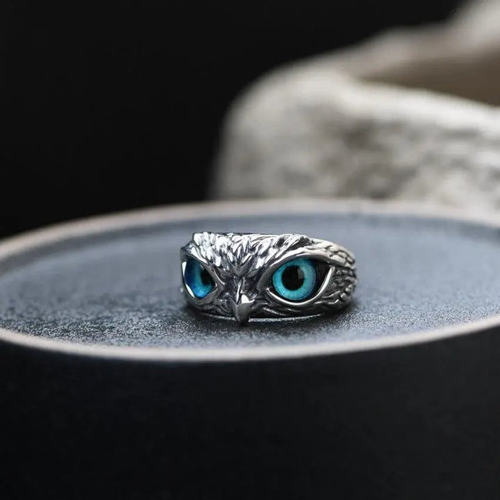 Gioiello anello da donna regolabile gufo, finitura argentata e luminosi occhi blu. Simbolo di saggezza.