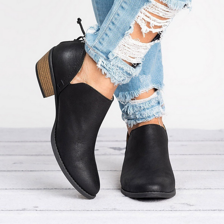 Stivaletti donna con tacco blocco e intagli. Un modello elegante e trendy per la moda autunno-primavera.