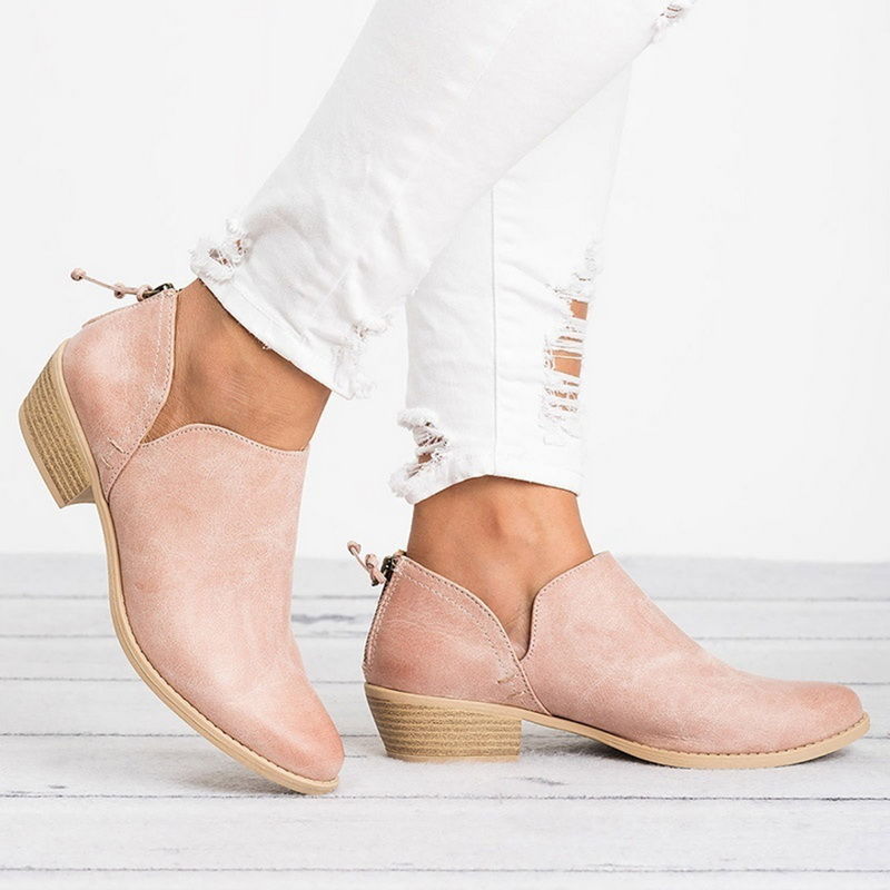 Stivaletti neri donna con intagli laterali e tacco blocco. Scarpe alla caviglia comode, per ogni look.