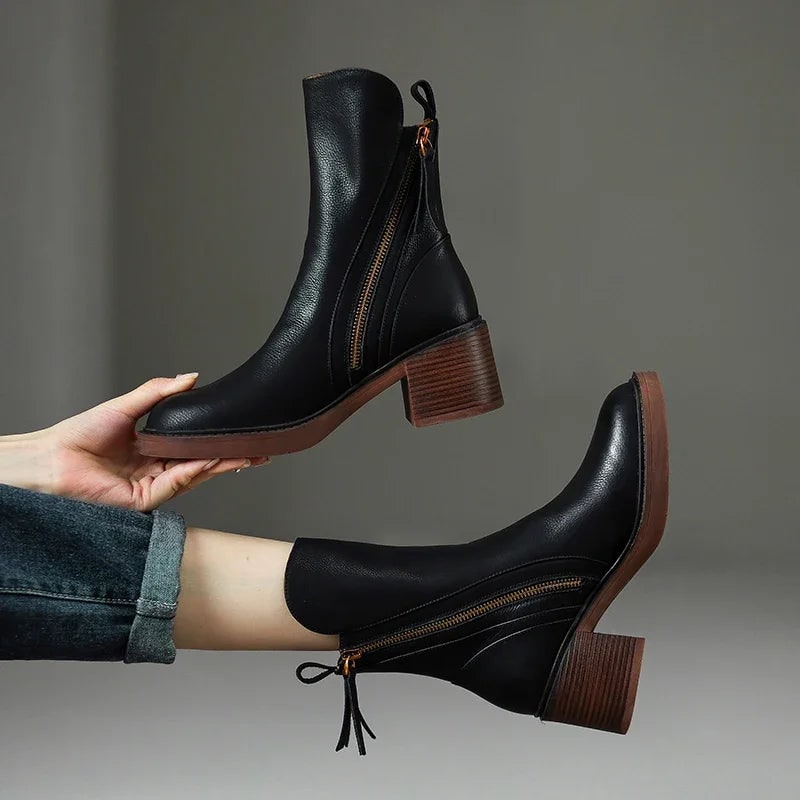 Stivaletti donna neri con tacco largo stabile e doppie cerniere laterali. Perfetti per un look autunno inverno elegante.
