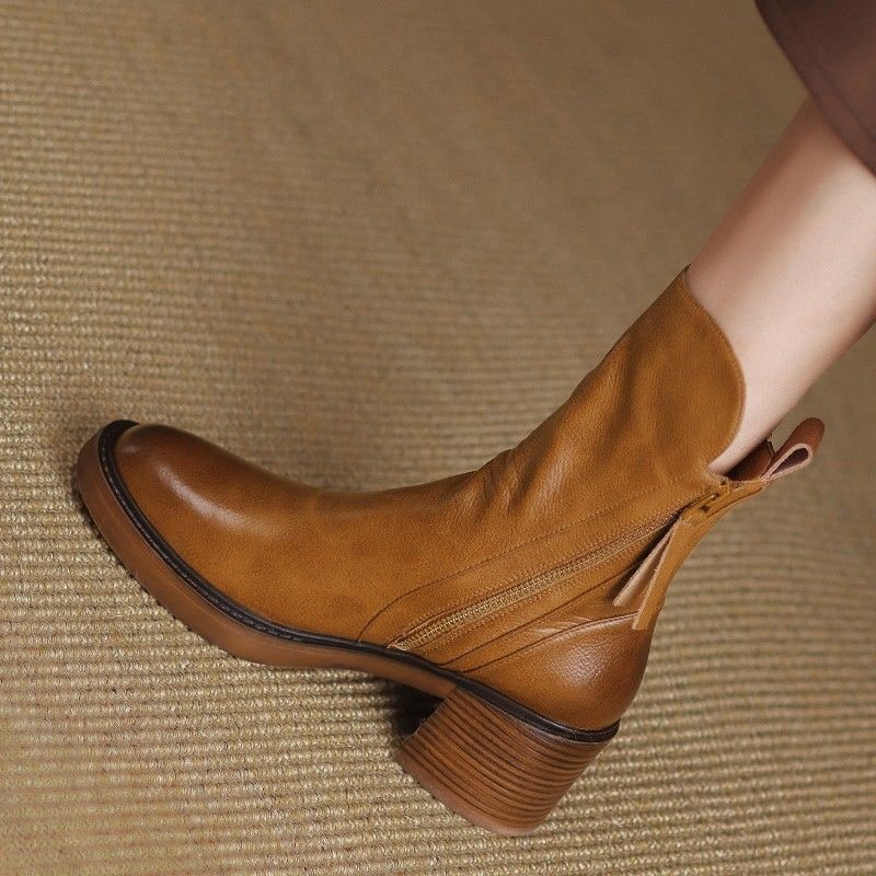 Stivaletti donna alla moda per autunno inverno con tacco largo e doppie cerniere laterali. Calzature versatili ed eleganti.