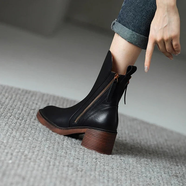 Scarpe donna alla caviglia con design moderno, tacco largo comodo e doppie cerniere laterali decorative/funzionali.