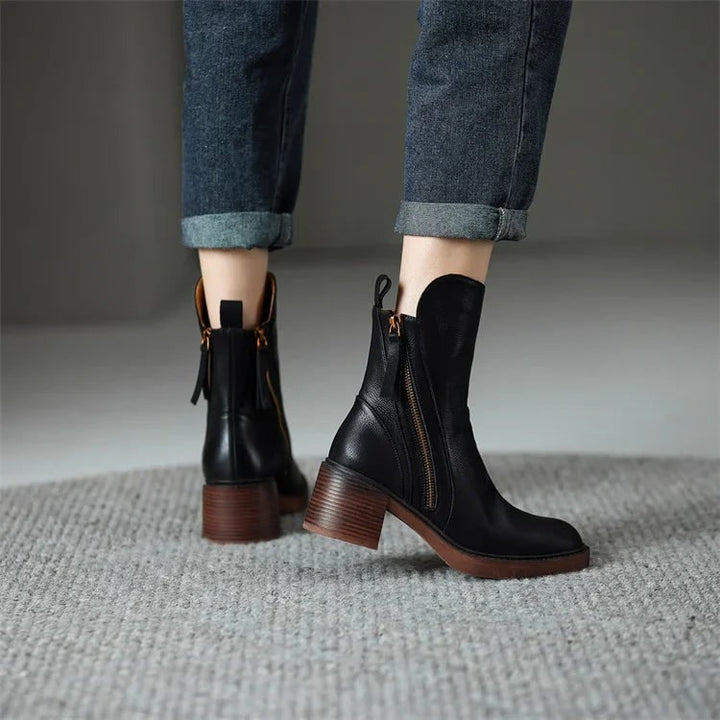 Stivaletti donna versatili neri, ideali per ogni occasione. Tacco largo e cerniere laterali aggiungono un tocco di moda.