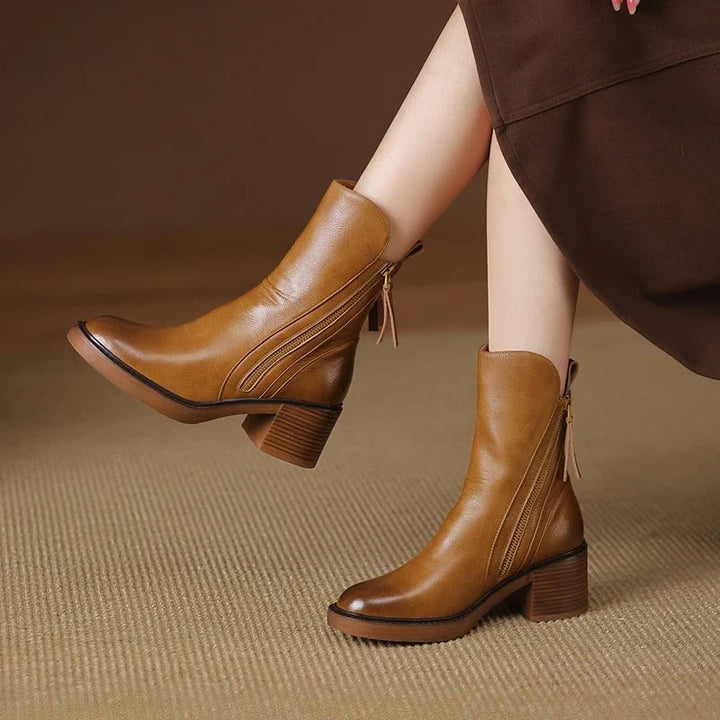 Stivaletti marroni donna con tacco largo comodo e doppie cerniere laterali. Calzature autunno inverno di tendenza.