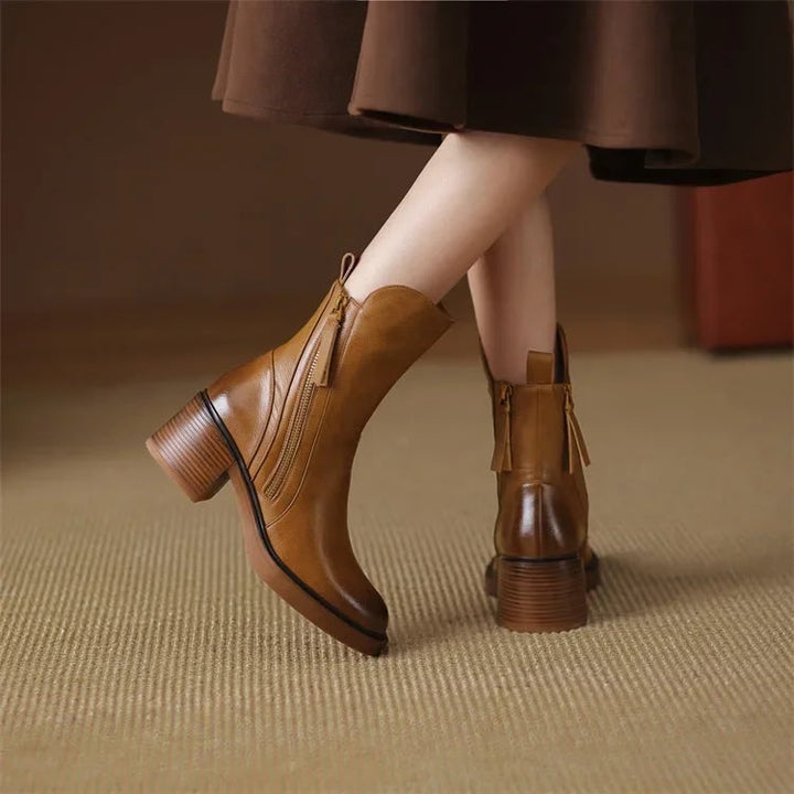 Stivaletti donna neri con tacco largo e doppie cerniere, indossati. Mostrano eleganza e comodità per il look quotidiano.