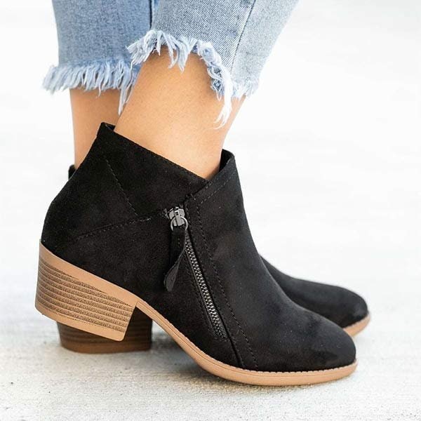 Moda donna: stivaletti casual versatili, tacco basso, ideali per comfort quotidiano e look autunnale.
