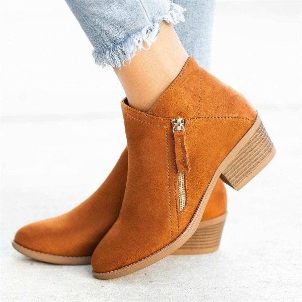 Scarpe versatili da donna: stivaletti eleganti con tacco basso e pratica cerniera laterale. Ideali per ogni occasione.