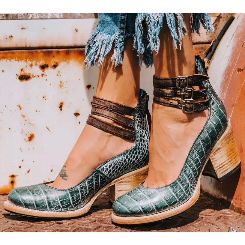 Calzature donna eleganti: tacchi a blocco, cinturino alla caviglia, stile vintage comodo.