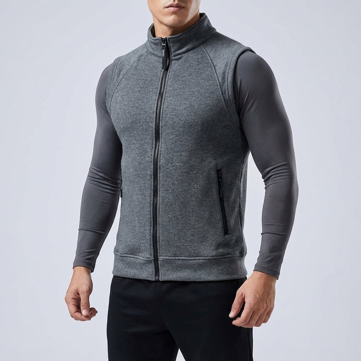 Gilet sportivo donna con calda fodera in pile e pratiche tasche zip, ideale per allenamento e outdoor.
