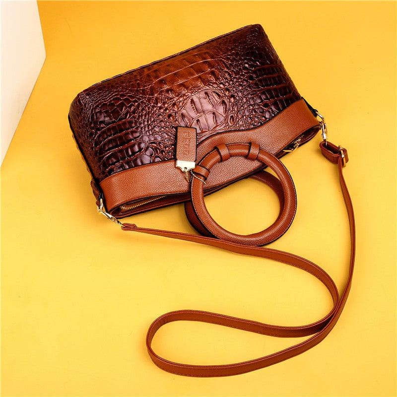 Borsetta strutturata donna, design coccodrillo lucido, chiusura oro. Perfetta per la sera.