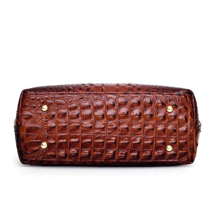 Accessorio moda: borsa a spalla in ecopelle effetto coccodrillo marrone, fibbia dorata.