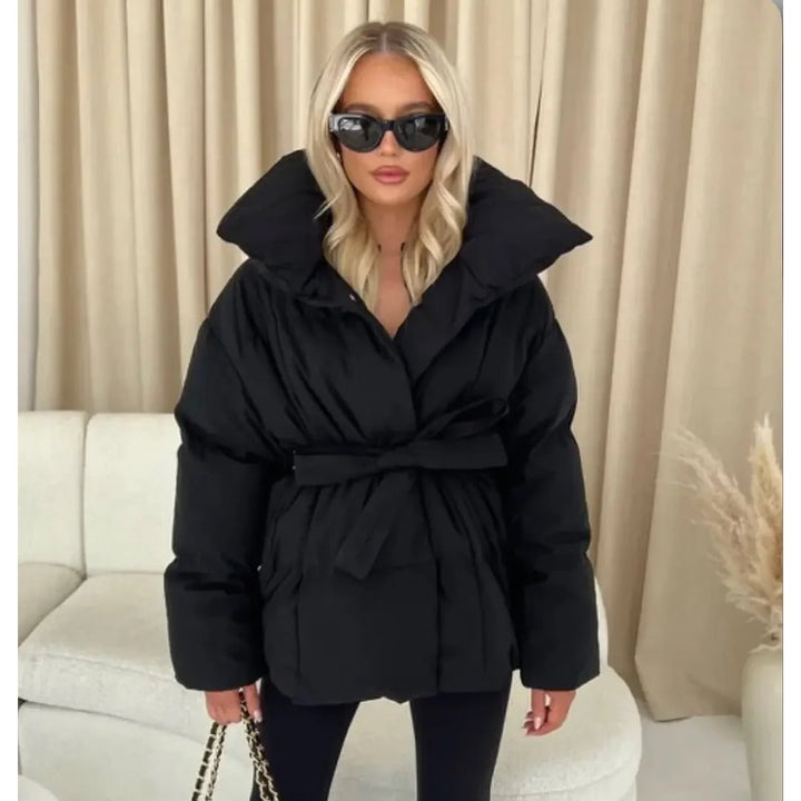 Lussuosa giacca puffer donna oversize con cinto e collo alto. Massima eleganza e calore per la moda invernale.