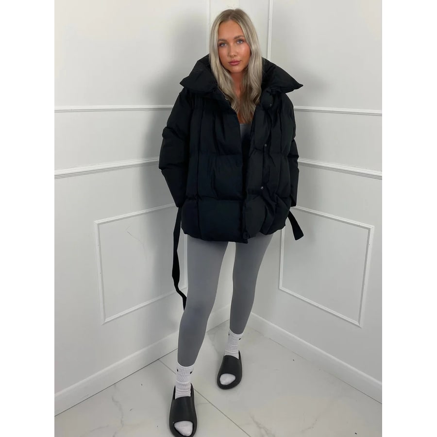 Giacca puffer donna oversize, moderna e calda. Cinto e collo alto per un outfit invernale di tendenza.