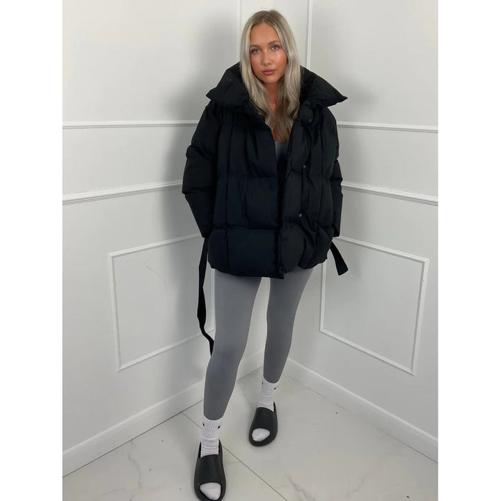 Giacca puffer donna oversize, moderna e calda. Cinto e collo alto per un outfit invernale di tendenza.