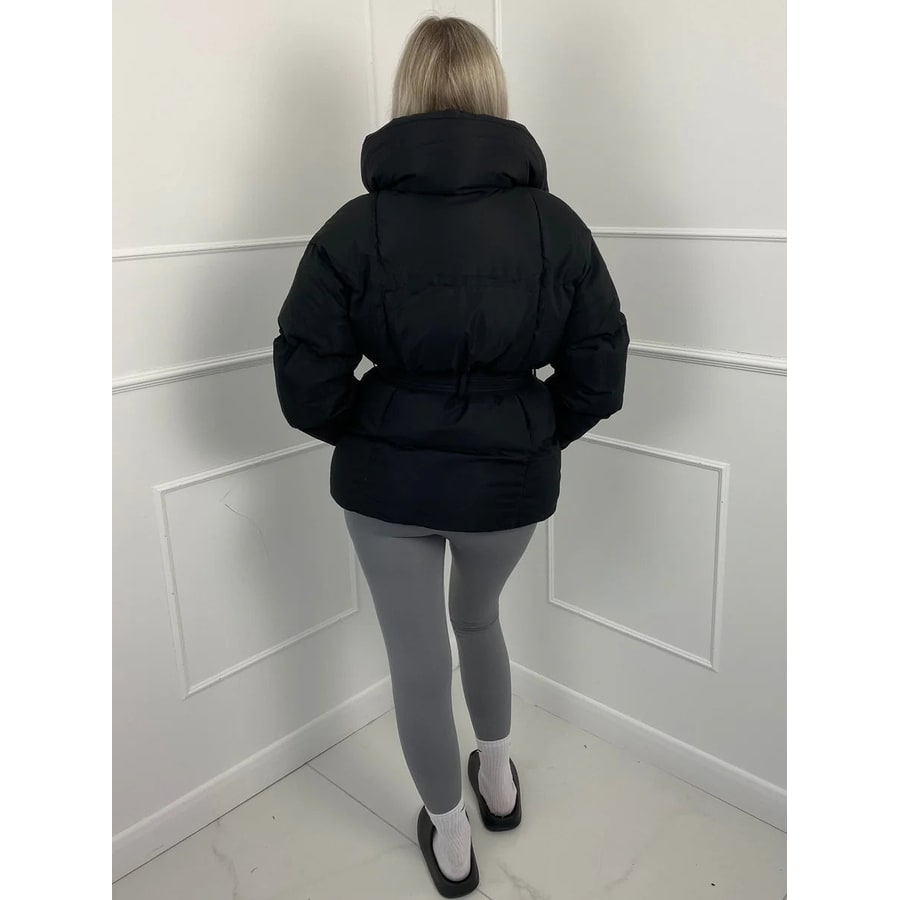 Comfort e stile: giacca puffer donna oversize, cinto, collo alto. Eleganza per le giornate fredde invernali.