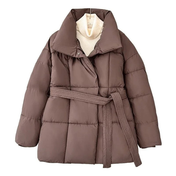 Giacca puffer donna invernale con cinto e collo alto. Vestibilità oversize per un look alla moda e confortevole.