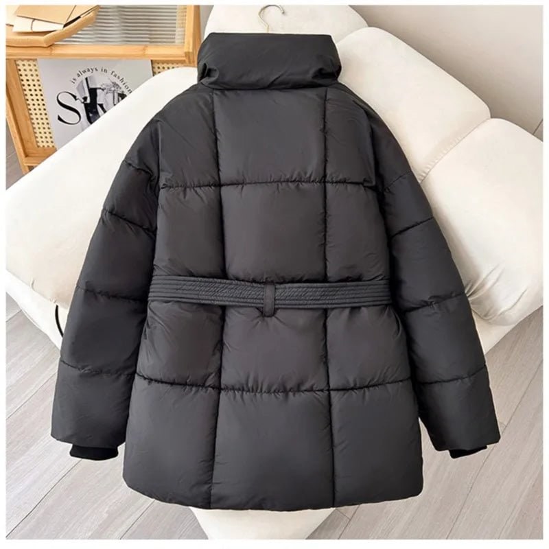 Giacca puffer donna, design elegante, oversize. Cinto e collo alto. Perfetta per il clima freddo con stile.