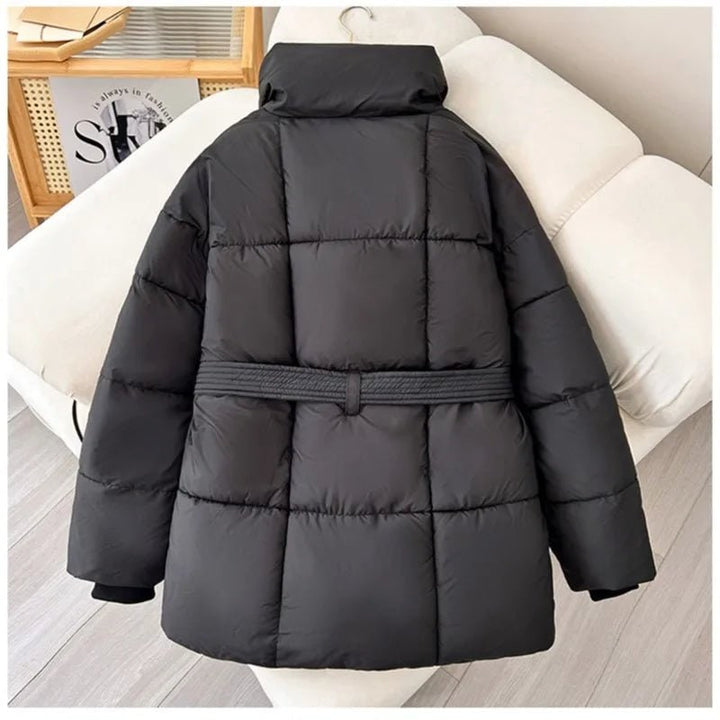 Giacca puffer donna, design elegante, oversize. Cinto e collo alto. Perfetta per il clima freddo con stile.