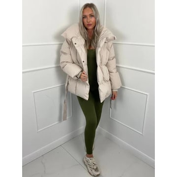 Calda giacca puffer donna oversize con collo alto e cinto. Stile ed eleganza per affrontare l'inverno con comfort.