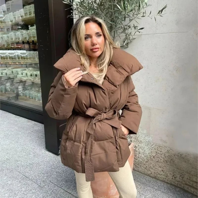 Moda donna: giacca puffer oversize con cinto. Collo alto, calda e chic per un look elegante invernale.