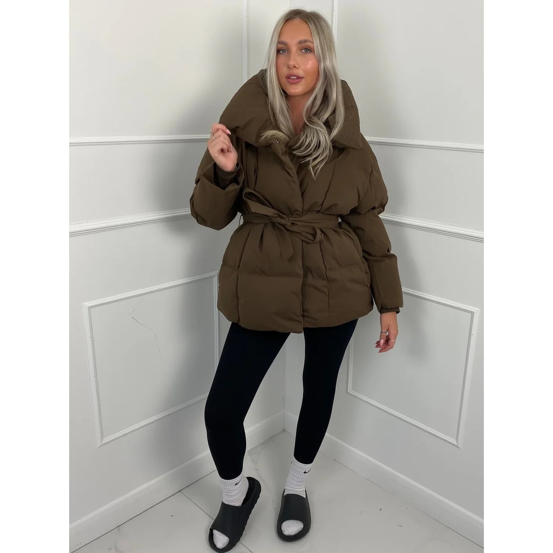 Giacca puffer imbottita donna, oversize. Con cinto e collo alto, offre calore e stile raffinato per l'inverno.