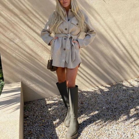 Giacca shacket donna elegante con cintura, perfetta per outfit casual-chic di mezza stagione. Bottoni tartarugati.