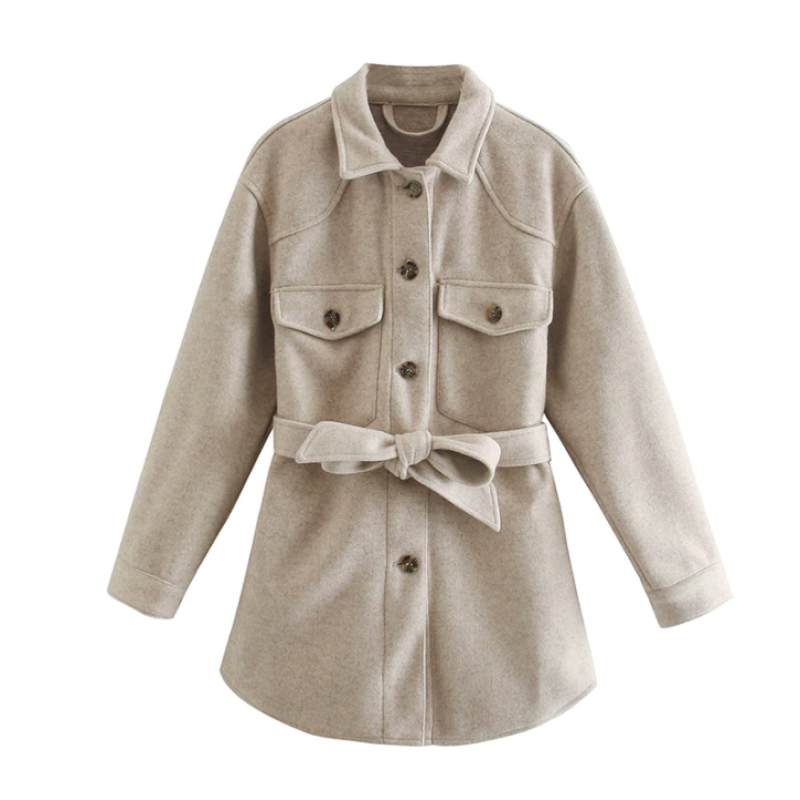 Shacket da donna con cintura e bottoni effetto tartaruga. Giacca elegante e casual per outfit autunnali e primaverili.