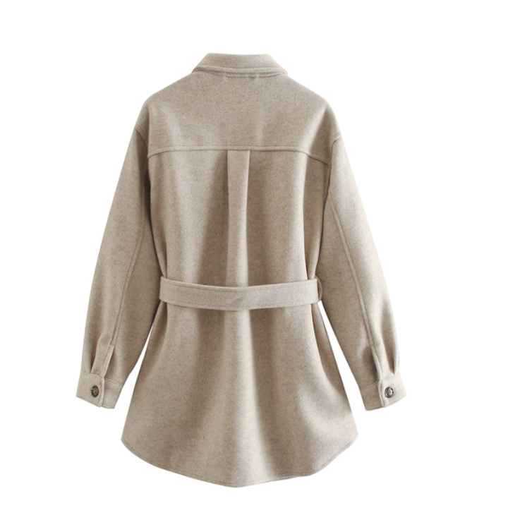Moderna giacca shacket da donna con cintura e bottoni chic. Outerwear versatile per look eleganti e casual di mezza stagione.