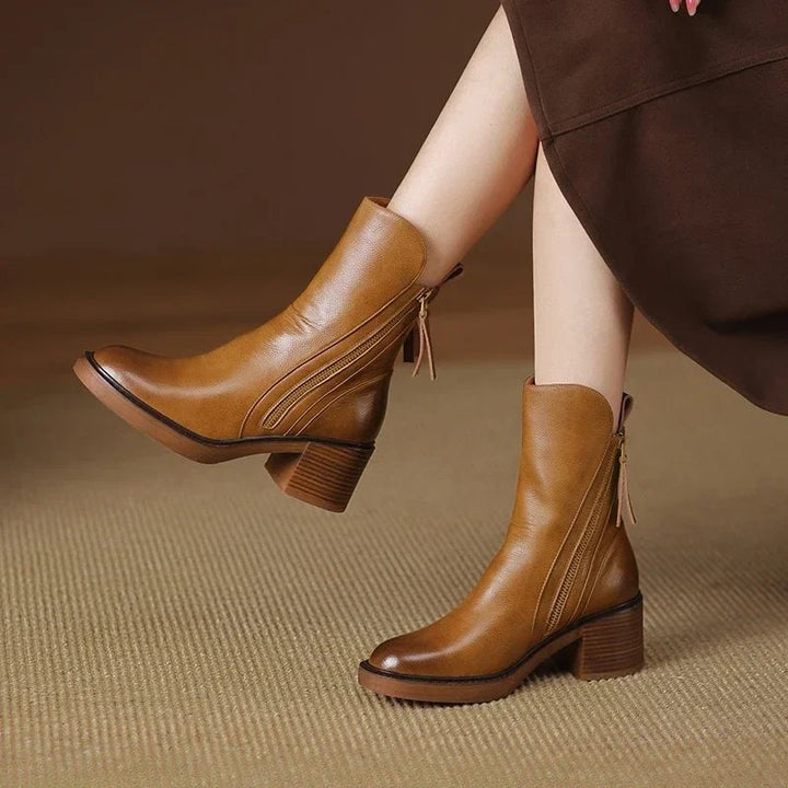Stivaletti donna neri con tacco largo medio e zip laterale. Perfetti per moda autunno inverno e comfort quotidiano.