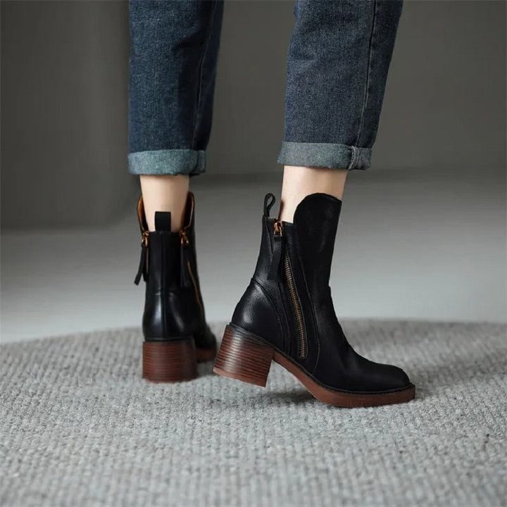 Calzature donna alla caviglia con robusto tacco largo, zip laterale. Stivaletti perfetti per l'eleganza autunno inverno.
