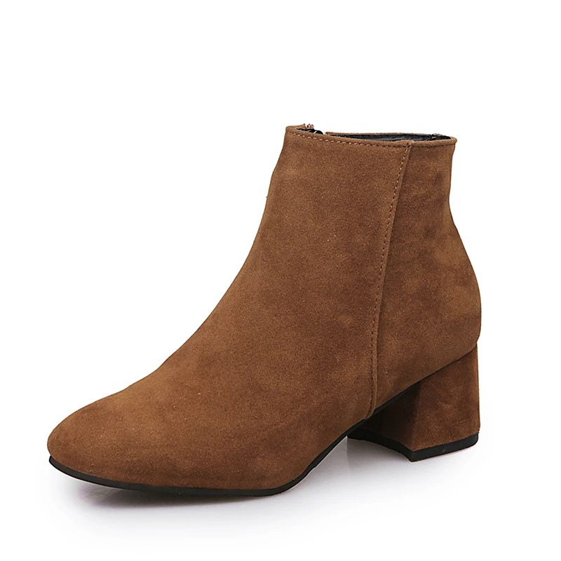 Stivaletti donna alla moda con tacco grosso e cerniera laterale. Stile casual per le tue calzature autunno/inverno.
