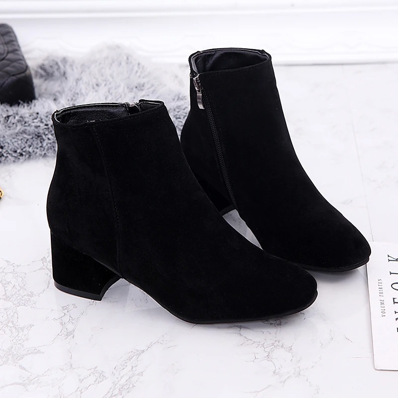 Versatili stivaletti donna con tacco grosso, perfetti per elevare il look. Calzature eleganti e comode con cerniera.