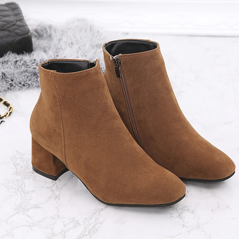 Stivaletti donna di tendenza con tacco grosso robusto. Scarpe autunno/inverno con cerniera per un comfort alla moda.