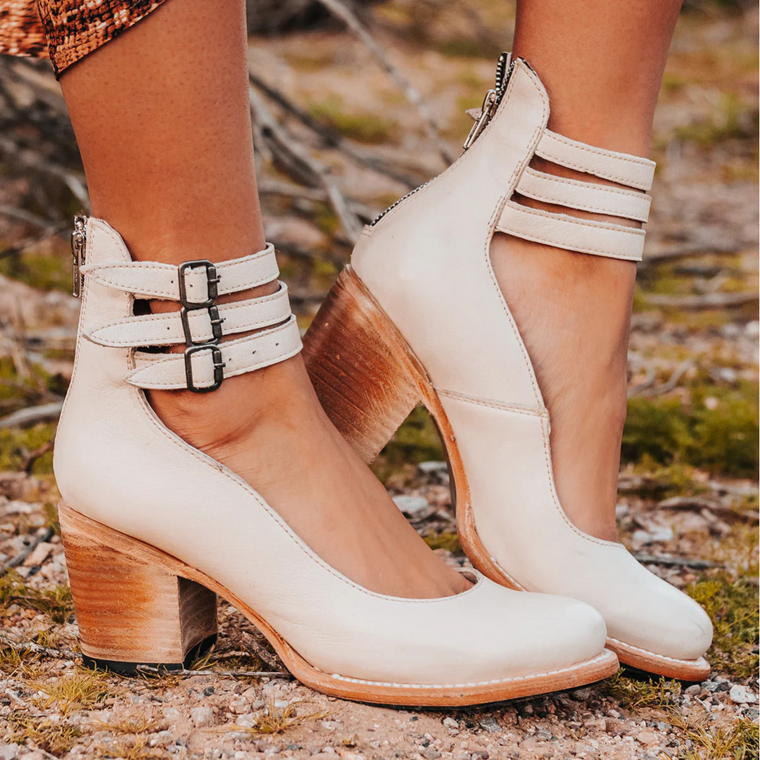 Calzature donna: décolleté comode con tacco grosso, triplo cinturino e cutout. Perfette per ogni occasione.