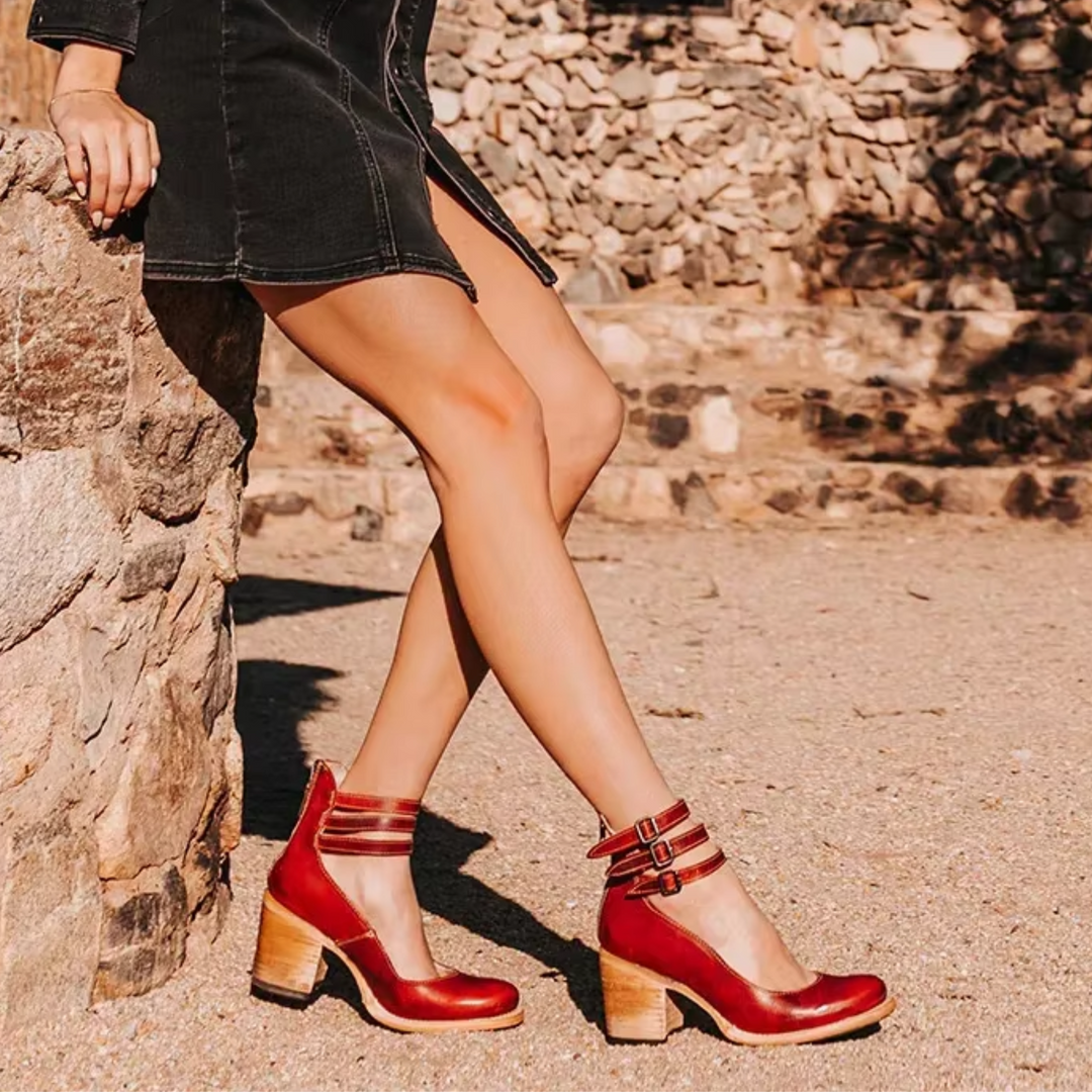 Décolleté donna per la sera, con tacco grosso, triplo cinturino chic e cutout. Eleganza e comfort.