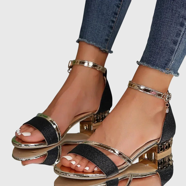 Eleganti sandali donna con tacco a blocco, punta aperta e cinturino alla caviglia. Ideali per moda estiva.