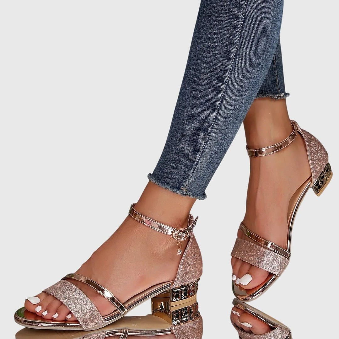 Sandali donna eleganti e comodi con tacco a blocco. Scarpe versatili per ogni occasione estiva con stile.
