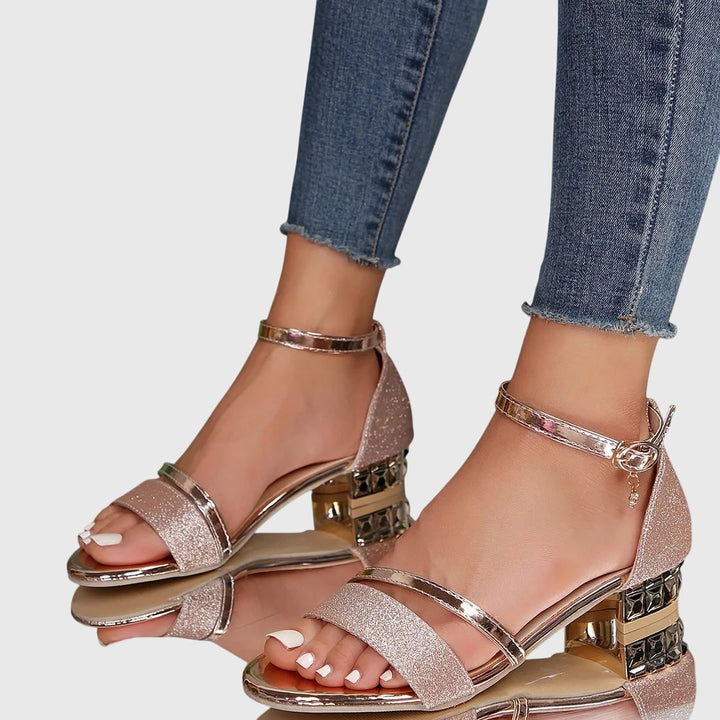 Moda donna: sandali con tacco a blocco. Scarpe estive comode con punta aperta, ideali per un look elegante.