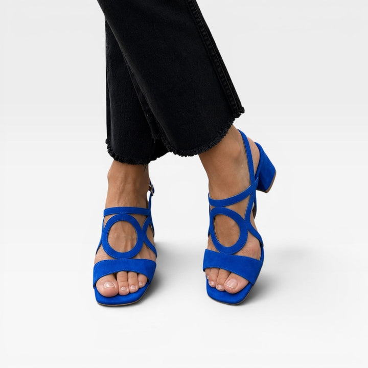 Sandali estivi donna, tacco largo basso e cinturino caviglia con dettagli intagliati unici. Eleganza e comfort.